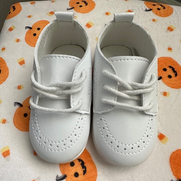 Beautiful white baby shoes - Picture 4 of 5